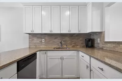 32 Stratford Green, Farmingdale, NY 11735 - Photo 10