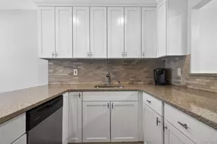 32 Stratford Green, Farmingdale, NY 11735 - Photo 10