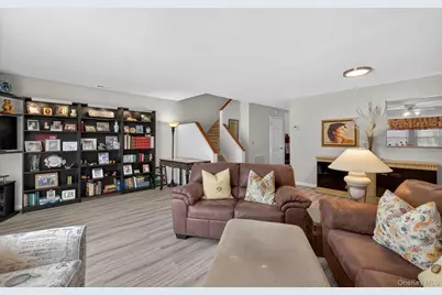 32 Stratford Green, Farmingdale, NY 11735 - Photo 12