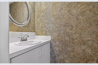 32 Stratford Green, Farmingdale, NY 11735 - Photo 20