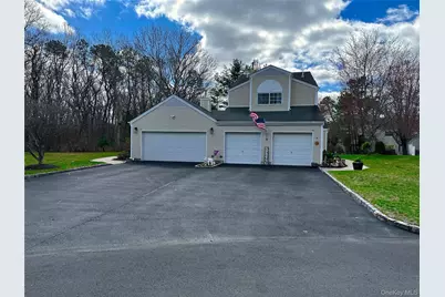 142 Farm House Court, Manorville, NY 11949 - Photo 4