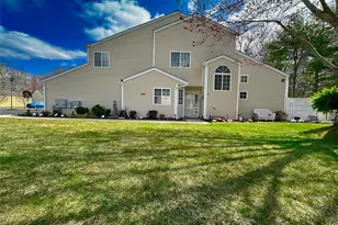 142 Farm House Ct, Manorville, NY 11949 - Photo 2