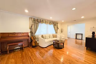 64 Middle Neck Rd, Roslyn, NY 11576 - Photo 4