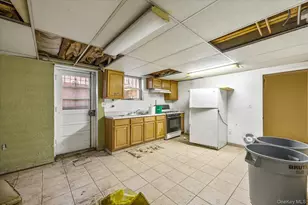 25-04 42nd St, Astoria, NY 11103 - Photo 32