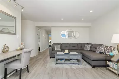 61 W Tiana Road #10, Hampton Bays, NY 11946 - Photo 4