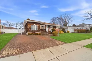 9 Lyons Ave, Farmingdale, NY 11735 - Photo 2