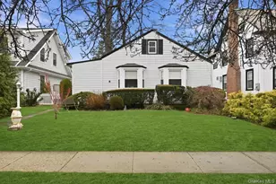 163 Elm St, Roslyn Heights, NY 11577 - Photo 2