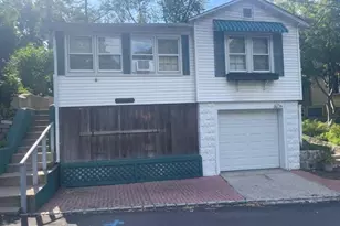 35 Youngs Hill Rd, Huntington, NY 11743 - Photo 2