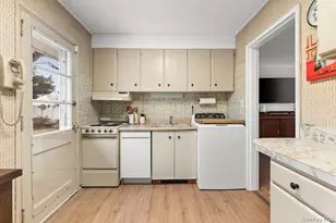 22 Greenway Circle, Syosset, NY 11791 - Photo 12