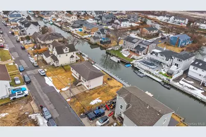 2666 Peconic Avenue, Seaford, NY 11783 - Photo 22