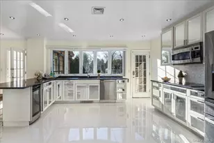 13 Arbor Pl, Glen Cove, NY 11542 - Photo 10