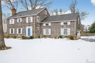 4 Colonial Ct, Bay Shore, NY 11706 - Photo 2