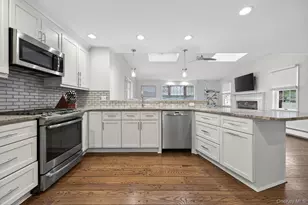 4 Colonial Ct, Bay Shore, NY 11706 - Photo 10