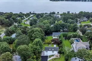 12 Ridge Ln, Hampton Bays, NY 11946 - Photo 2