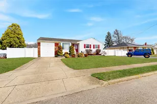 15 Lisa Dr, Deer Park, NY 11729 - Photo 2