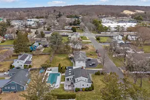 19 Alyssum Ave, Huntington, NY 11743 - Photo 32