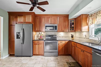 830 N Broome Avenue, Lindenhurst, NY 11757 - Photo 8