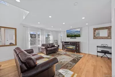 642 Lenore Lane, Elmont, NY 11003 - Photo 4