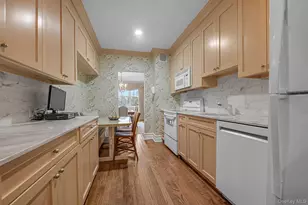 1 Kensington Gate, Great Neck, NY 11021 - Photo 8