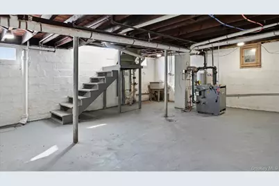 25 Mayfair Avenue, Floral Park, NY 11001 - Photo 14