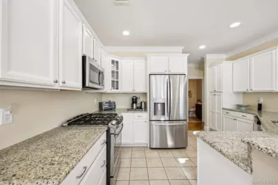 153 Stoneleigh Drive #153, Riverhead, NY 11901 - Photo 16