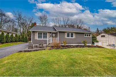 19 Fairview Place, Hauppauge, NY 11788 - Photo 4