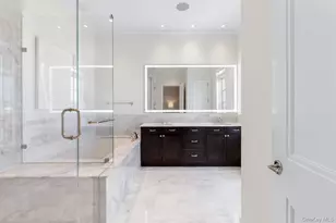 6000 Royal Ct, North Hills, NY 11040 - Photo 22