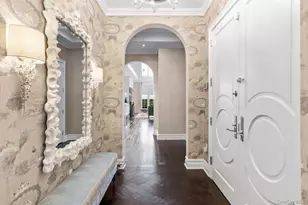 6000 Royal Ct, North Hills, NY 11040 - Photo 2