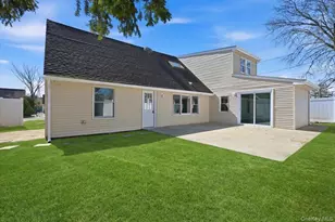 38 Bobolink Ln, Levittown, NY 11756 - Photo 34