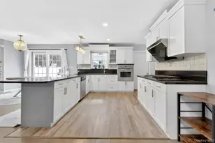 14 MacKay Way, Roslyn, NY 11576 - Photo 6