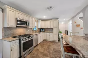 159 Dawn Dr, Centereach, NY 11720 - Photo 4