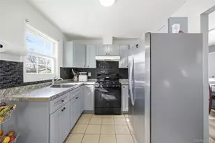 17 Cedar St, Central Islip, NY 11722 - Photo 6