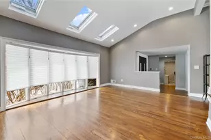 7 Rita Ln, Plainview, NY 11803 - Photo 4