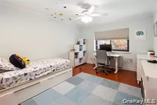 21 Canterbury Rd, Great Neck, NY 11021 - Photo 24