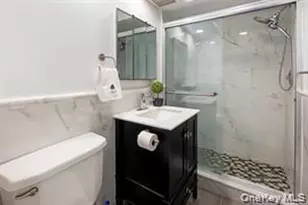 21 Canterbury Rd, Great Neck, NY 11021 - Photo 26