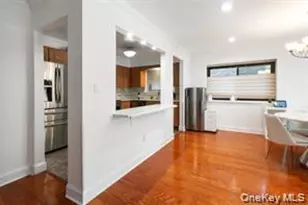 21 Canterbury Rd, Great Neck, NY 11021 - Photo 16