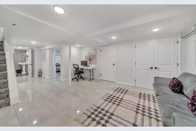 122-05 Metropolitan Avenue, Kew Gardens, NY 11415 - Photo 32