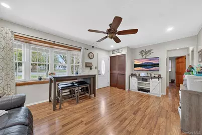 8 Van Wyck Drive, Poughkeepsie, NY 12601 - Photo 4