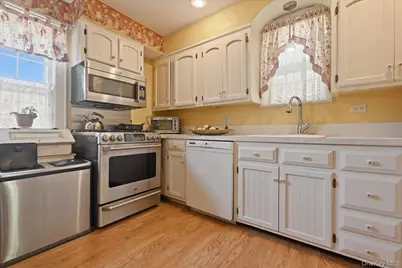 100 W Poplar Street W, Floral Park, NY 11001 - Photo 12
