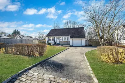 34 W Lakeland Street, Bay Shore, NY 11706 - Photo 2