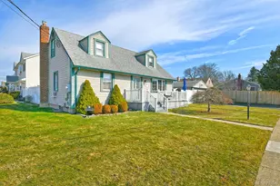 120 E Zoranne Dr, Farmingdale, NY 11735 - Photo 2