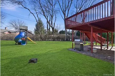 881 Buckley Place, Westbury, NY 11590 - Photo 28