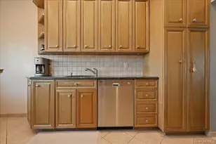 881 Buckley Pl, Westbury, NY 11590 - Photo 14