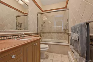 881 Buckley Pl, Westbury, NY 11590 - Photo 20