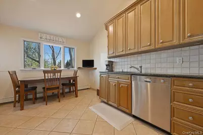 881 Buckley Place, Westbury, NY 11590 - Photo 10