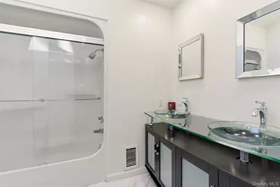 5 Waterford Way, Syosset, NY 11791 - Photo 32