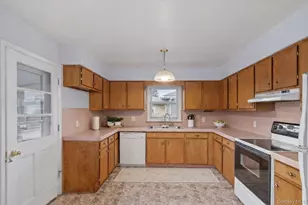 23 Crestwood Ave, Troy, NY 12180 - Photo 8