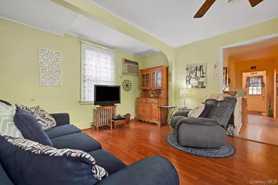 51 W Hitchcock Avenue, Floral Park, NY 11001 - Photo 6