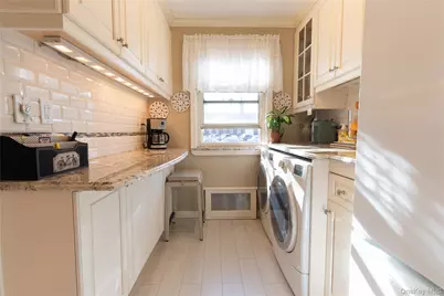 252-42 60 Avenue #595, Little Neck, NY 11362 - Photo 4