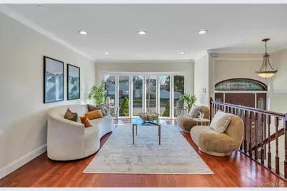 16 Phipps Lane, Plainview, NY 11803 - Photo 8